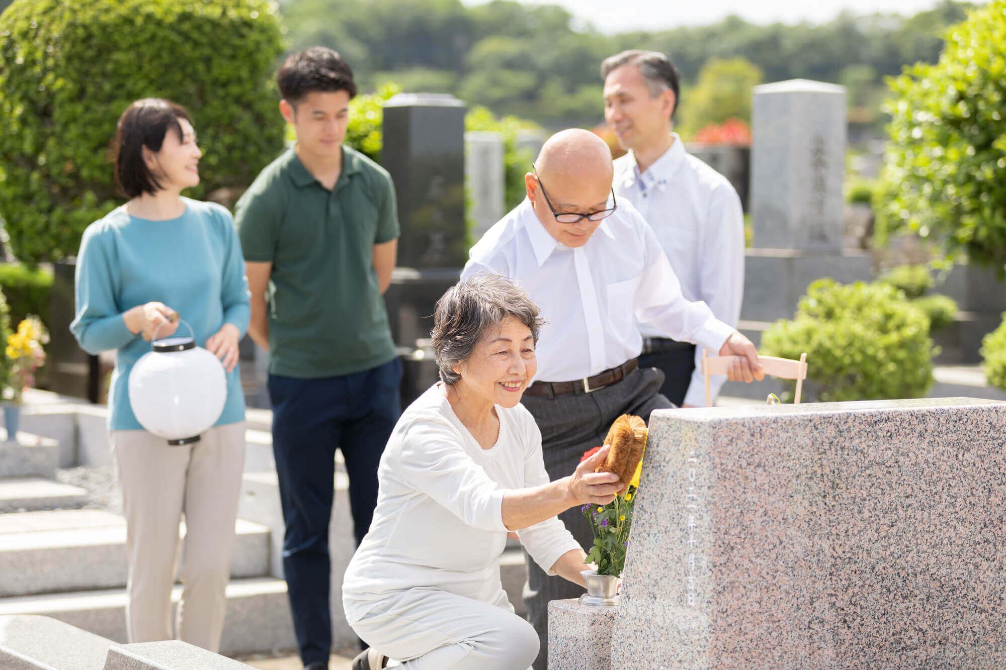 墓参りの意味とは？行くべき時期やマナー、注意点も解説